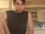 Twink a casa da solo con il cazzo duro sborra nel salotto