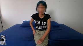 Hermosa flaquita Mar&iacute_a de cabello azul quiere experimentar y le ba&ntilde_o la carita de semen.