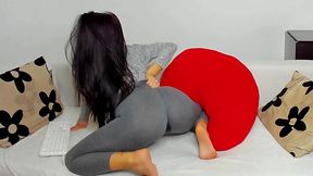 Squirt Queen with a Juicy Booty in Tight Yoga Pants