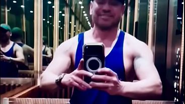 Descubre la doble vida de este chacal mexicano que hace porno gay por necesidad y nadie de sus amigos heterosexuales lo sabe