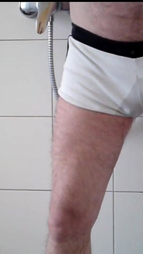 Pissing in Short