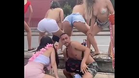 Dan&ccedil_ando mostrando os peitos na rua