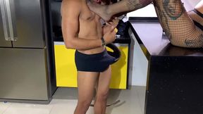 evelyn buarque hidratando os pes com goza * jhoe dias *