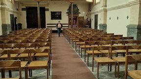 voici une bonne facon d attirer les hommes a l eglise...faire la quete seins...