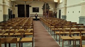 voici une bonne facon d attirer les hommes a l eglise...faire la quete seins...
