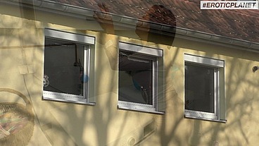 Melissa, gerade erst ins Mietshaus eingezogen, hat ein Händchen für geile Situationen. Hier kommt sie ihrem Nachbarn, Tommy, im Waschkeller näher - man kann sogar sagen, das Treffen ge