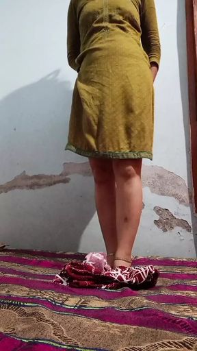 Hot Horney Indian Housewife Open Cloth For A Bull