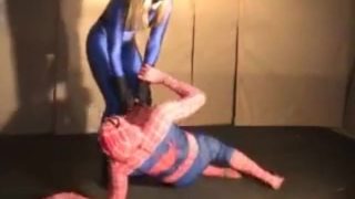 Una cosplayer cattiva sconfigge Spiderman e lo umilia