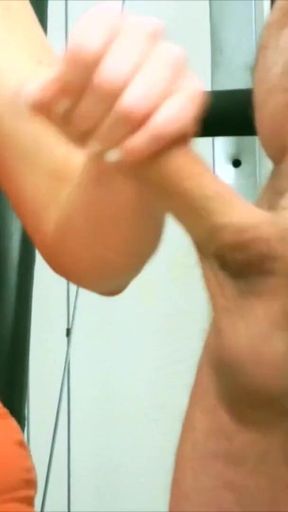 Penny's gym power handjob