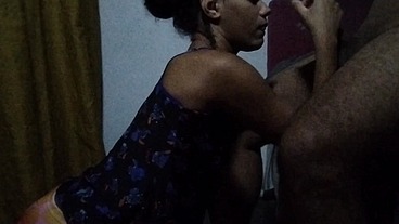Padrasto não resiste à sua enteada baixinha e lhe fode a bunda