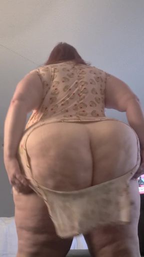 Bubbly BBW teases with big tits