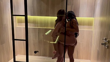 Fui tomar um banho com minha melhor amiga e acabamos fudendo gostoso