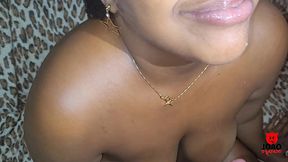 minha fa neguinha deu no sofa e chupou e bebeu o leite todo