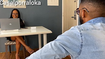 secretaria safada deu emcima dos pimos quando eles foran compra o apartamento, e acabou senttando na pica