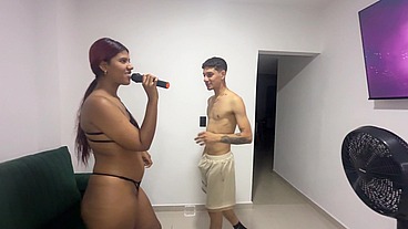 HERMANASTRO TU MICROFONO ME GUSTA. Le enseño clases de canto con MI ENORME POLLA a mi PEQUEÑA HERMANASTRA.