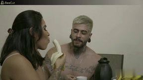 fodendo minha amiga na sala de jantar enquanto a mae dela prepara o nosso cafe da manha
