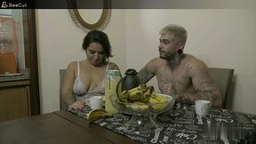fodendo minha amiga na sala de jantar enquanto a mae dela prepara o nosso cafe da manha