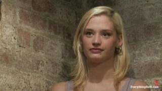 Heißes Mädchen lässt es sich tief in ihren engen Arsch stecken.