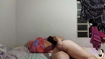 HALF-SISTER WAS cumming in the bedroom when she was caught in the flag - Lays Lopes