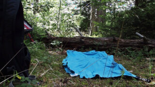 Film solo cu o tânără poloneză gay amator care se masturbează cu un dildo