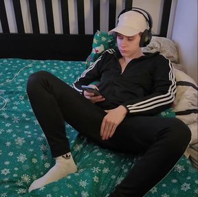Young twingo jerking off and playing his ass