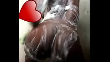 Ma s&oelig_ur Twerk dans la douche