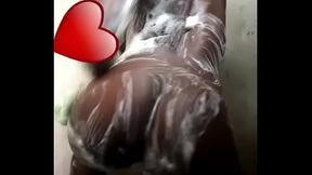 Ma s&oelig_ur Twerk dans la douche