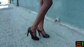 Ebony she-male babe toying her tight asshole