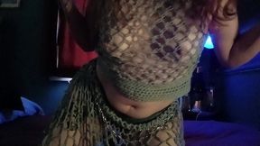 une petite danse silencieuse et sensuelle dans une tenue incroyable (n est-ce ...