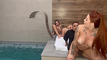 Chamei duas amigas pra suruba com o anão pirocudo pra gozar gostoso