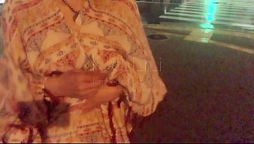 雨上がりの交差点でオナニーをみせつける