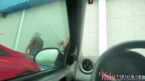 chupando do estacionamento do mercado.