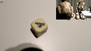 mi hermanastra y yo nos divertimos con el kamasutra 2 dados y una poronga
