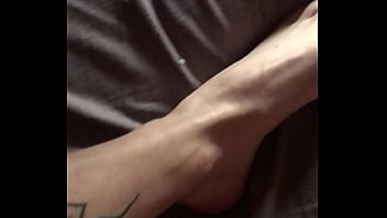 Je me caresse sur mes pieds fra&icirc_chement vernis C&rsquo_est tellement intense et...