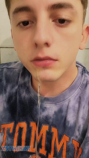 18-year-old boy humiliates himself by drinking his own piss 🤤   Clip 1
