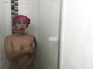 latin chick de enorme culo es espiada en el baño mientras se baña - porno en español