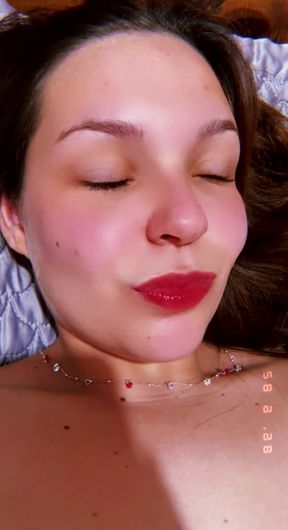 Amateur onlyfan shows off her tits