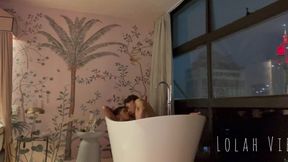 comendo a gata na banheira ( camera escondida )