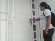 le pago en especie a la vendedora de ropa intima