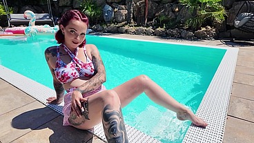 My pussy fingered outdoor by the pool!!
