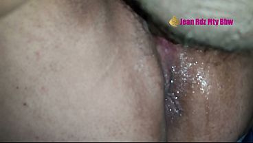 Jean Rodr&iacute_guez BBW Tetona Explota en un Squirt Intenso y Prolongado Mientras su Amante la Coge Duro en Casa &ndash_ Tetas Rebotando y Orgasmo Salvaje Sin Control  VERSION CORTA