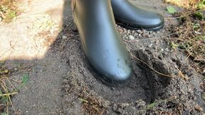 Kahina marks her territory with her Hunters