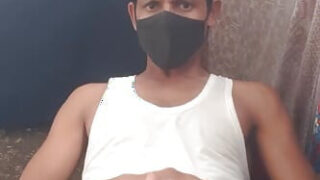 Desi sort mand onanerer sin massive pik før solo røv hamrende