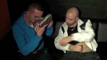 bon baise en backroom entre kiffeur de sneakers