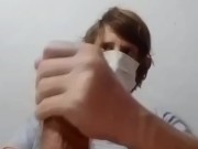 Arriesgado me masturbo en la cama de mis padres