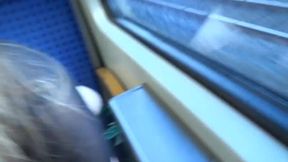Sie f�ngt mitten in der S-Bahn an zu blasen