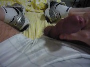 Je me branle dans mes baskets adidas bien chaude et bien défoncée !