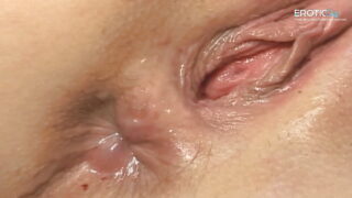 Die schlanke Jamie Tyler lässt es sich tief in ihren engen Arsch stecken.