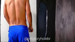 ROLA E BUNDA PERFEITA... ESSE VIZINHO VEIO GOZAR NO GLORYHOLE (COMPLETO NO RED)