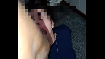 Marido corno manso saiu, esposa vadia traidora ficou se exibindo para os funcion&aacute_rios e levou rola at&eacute_ n&atilde_o aguentar mais
